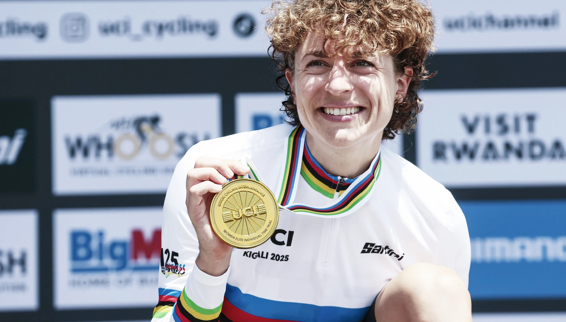 Marlen Reusser lächelt und hält Goldmedaille in der Hand © ABUS