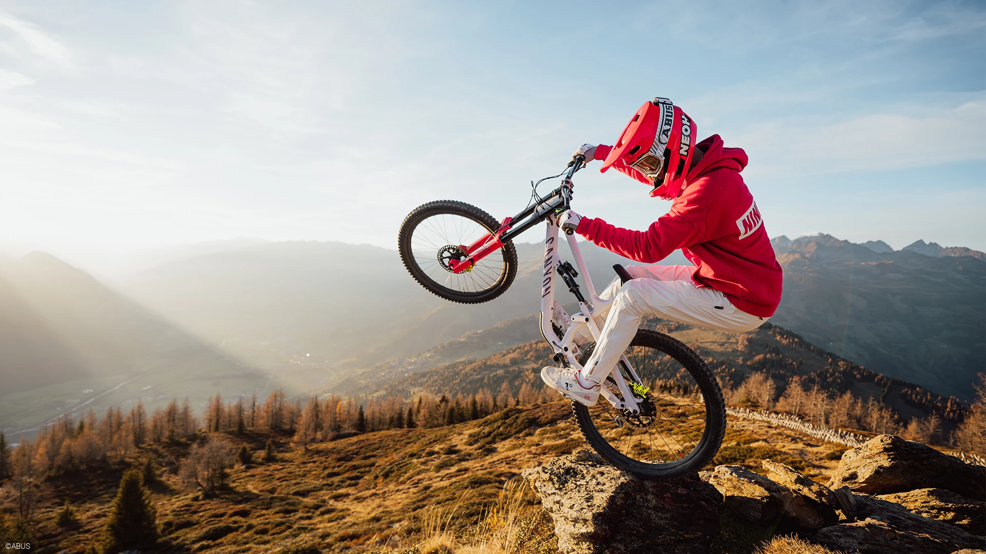 Mountainbike Fahrer Gabriel Wibmer ©ABUS