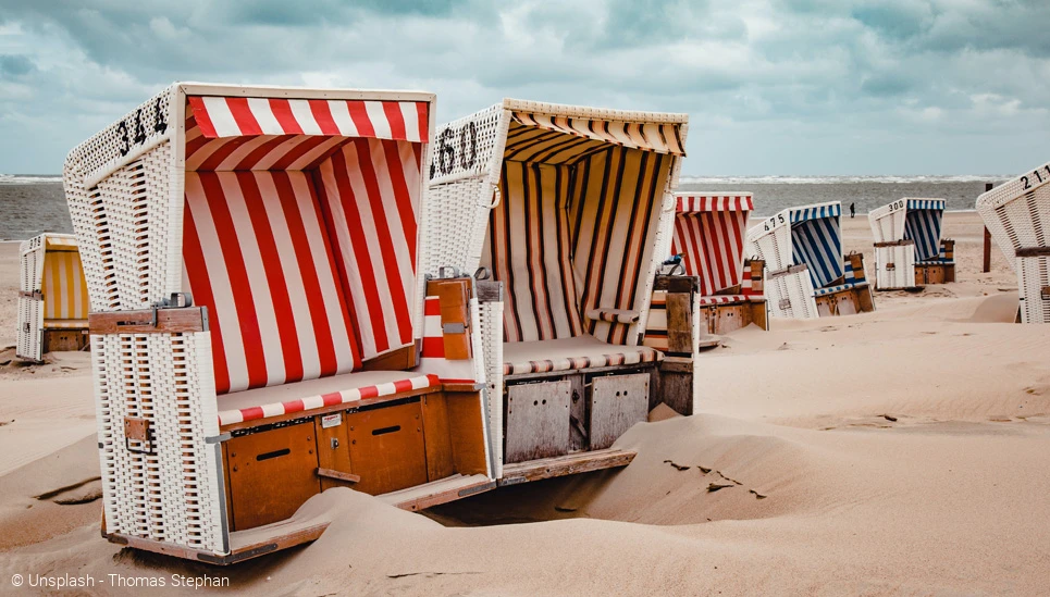 Unser wetterfest beschichtetes Zuhaltungsschloss 446BM/40 – perfekt für Strandkörbe © unsplash von Thomas Stephan