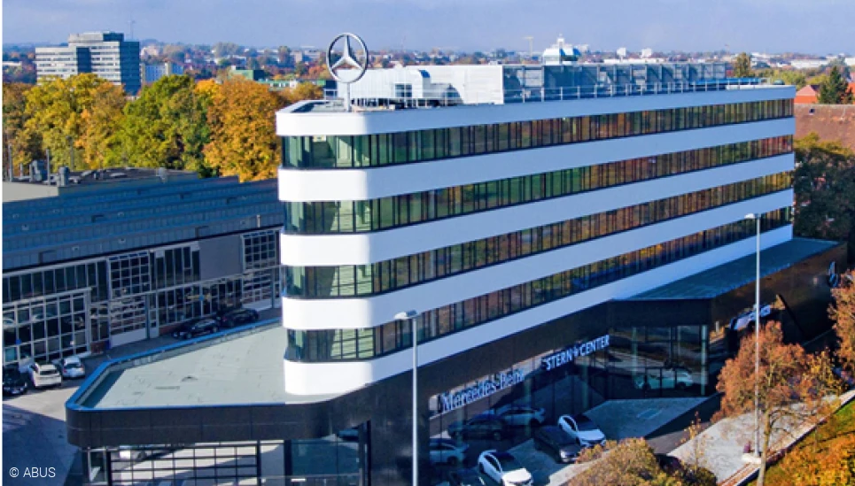 Blick auf das 1-Stern-Center Mercedes Benz in Regensburg. © ABUS