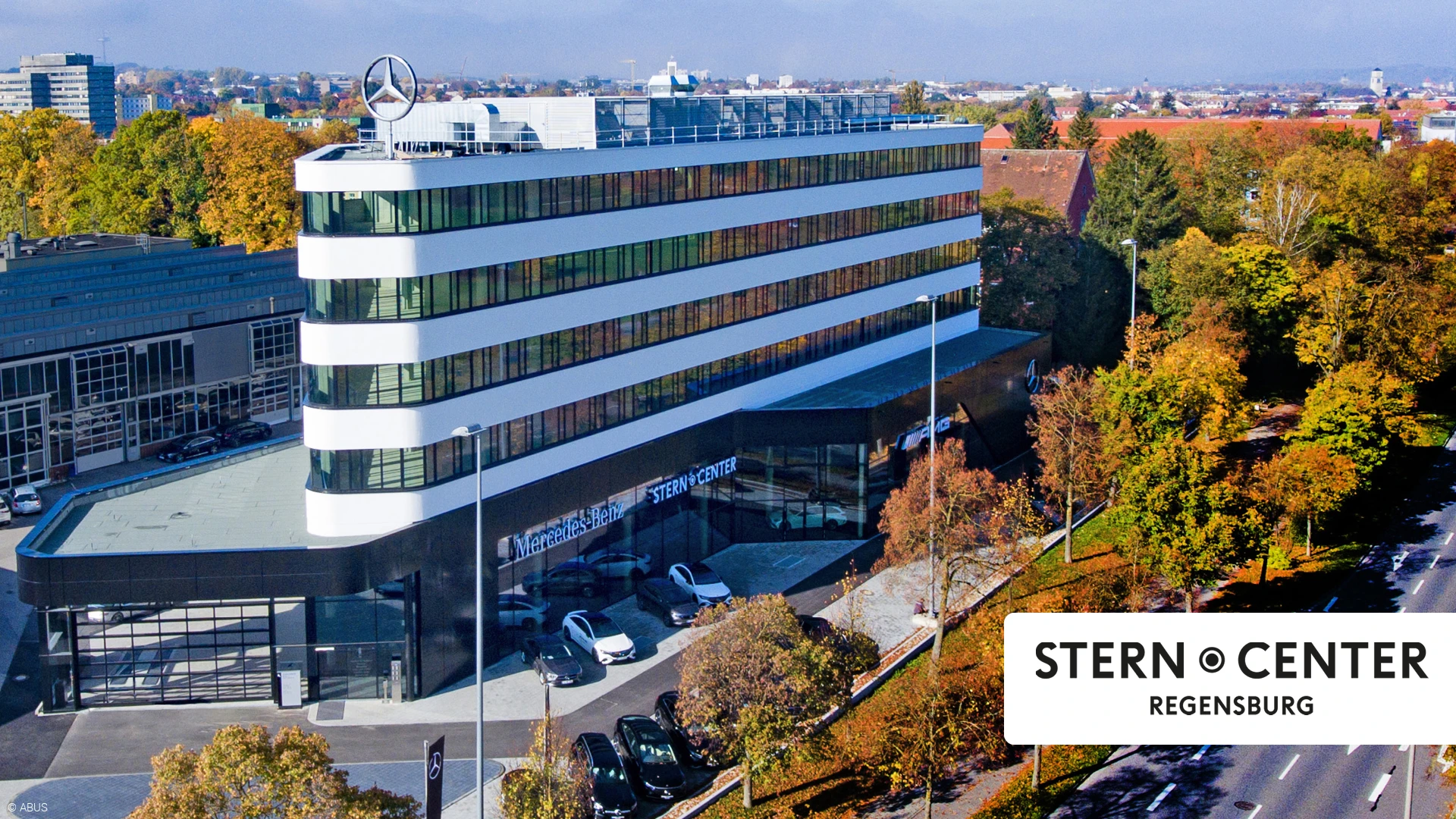 Blick auf das 1-Stern-Center Mercedes Benz in Regensburg. © ABUS