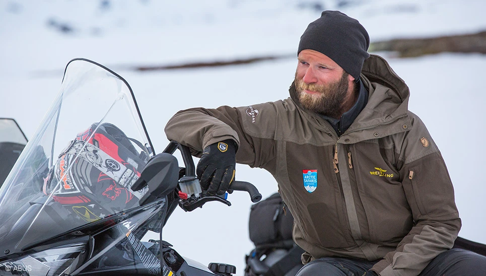 Oscar Pihl visar hur hänglåset GRANIT följer med honom varje dag © ABUS