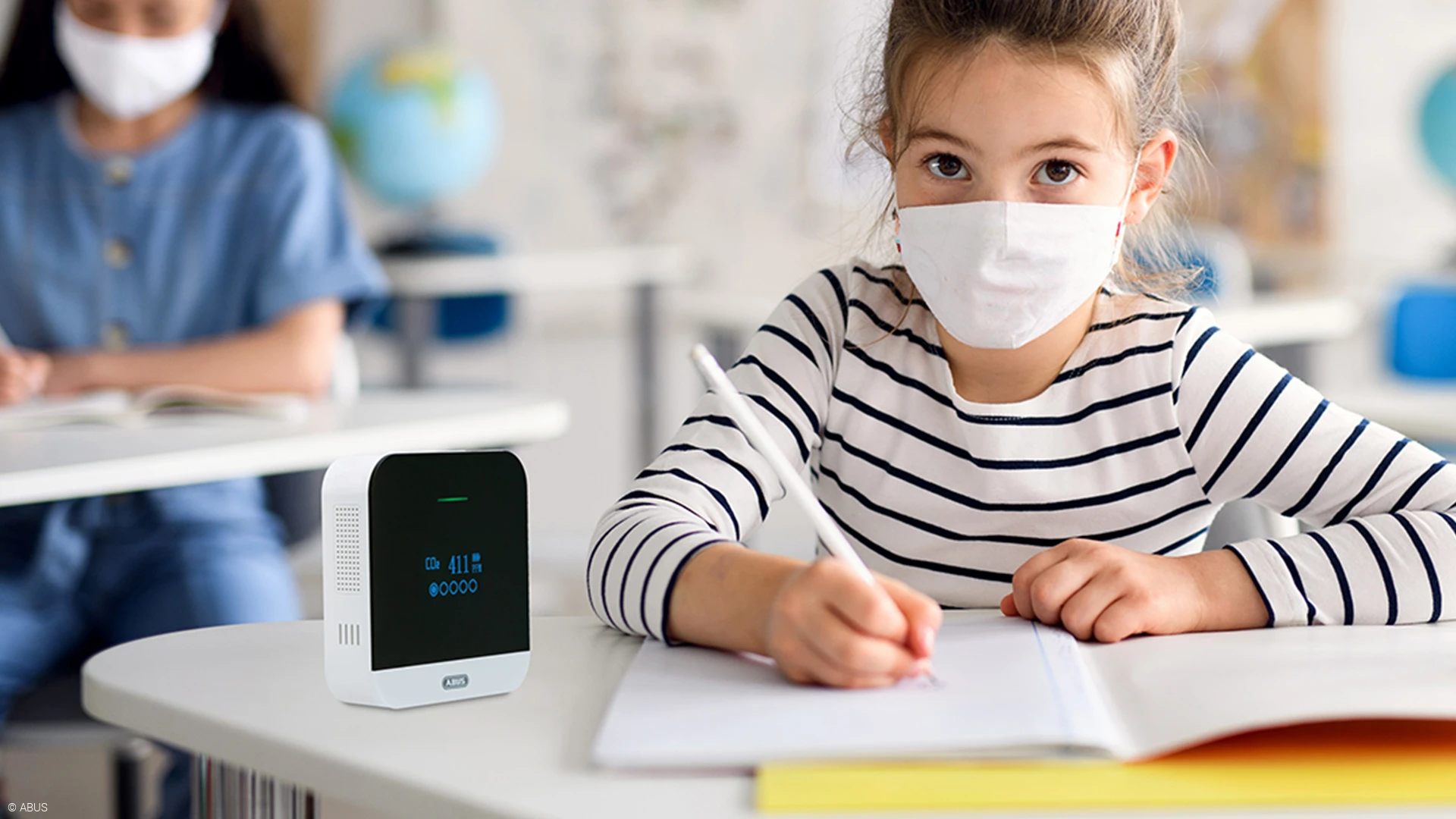 Lukk opp vinduet – slipp aerosolene ut og den friske lufta inn. CO2-varsleren minner deg å lufte regelmessig © ABUS