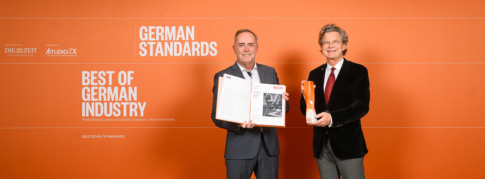 Am 14. Dezember 2023 wurden im Berliner Hotel Adlon die Preisträger „Best of German Industry“ geehrt. Als Leiter Öffentlichkeitsarbeit und Markenbotschafter nahm Michael Bräuer von ABUS die Erstausgabe von Herausgeber Dr. Florian Langenscheidt entgegen. © Phil Dera