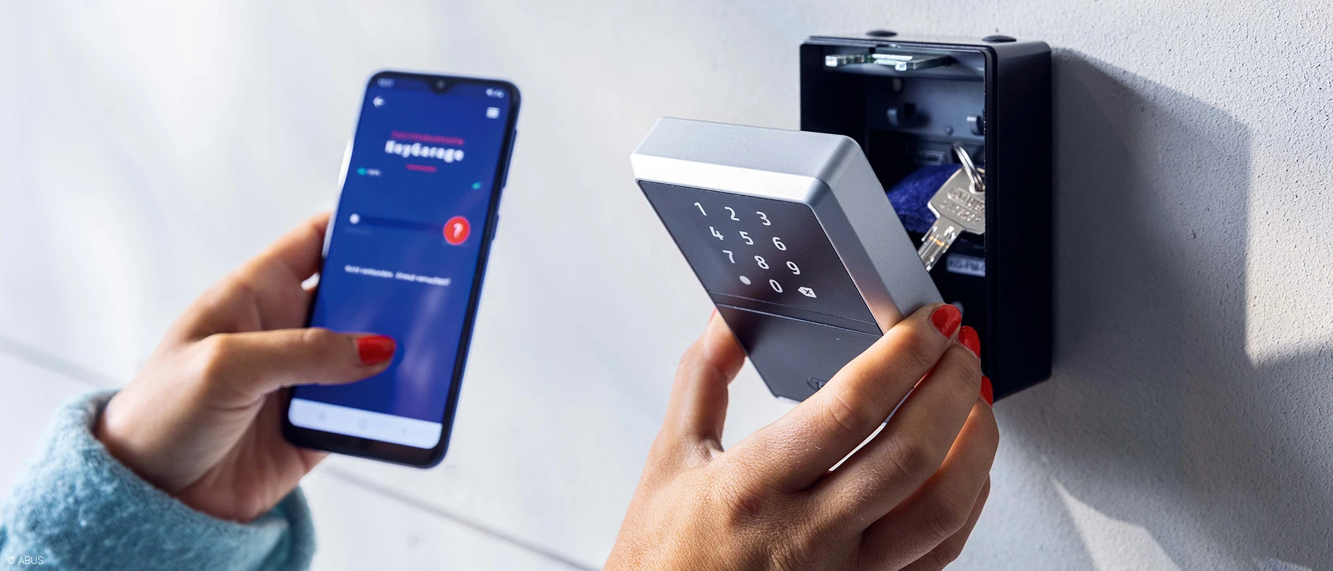 Aprire semplicemente l'armadietto delle chiavi tramite app - con il KeyGarage intelligente © ABUS