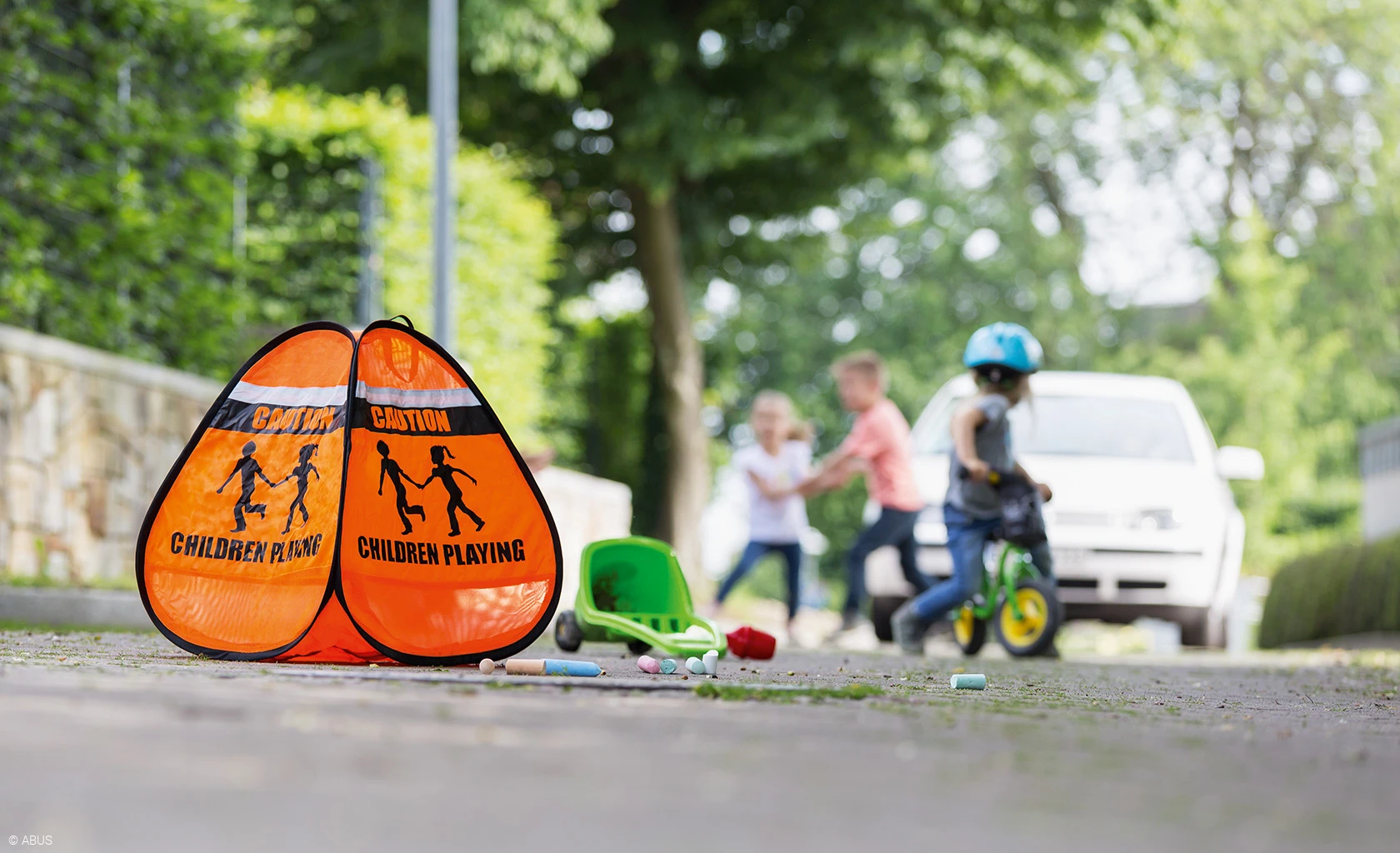 Let at klappe op og placere: Vores 3D-advarselstegn LUKE © ABUS