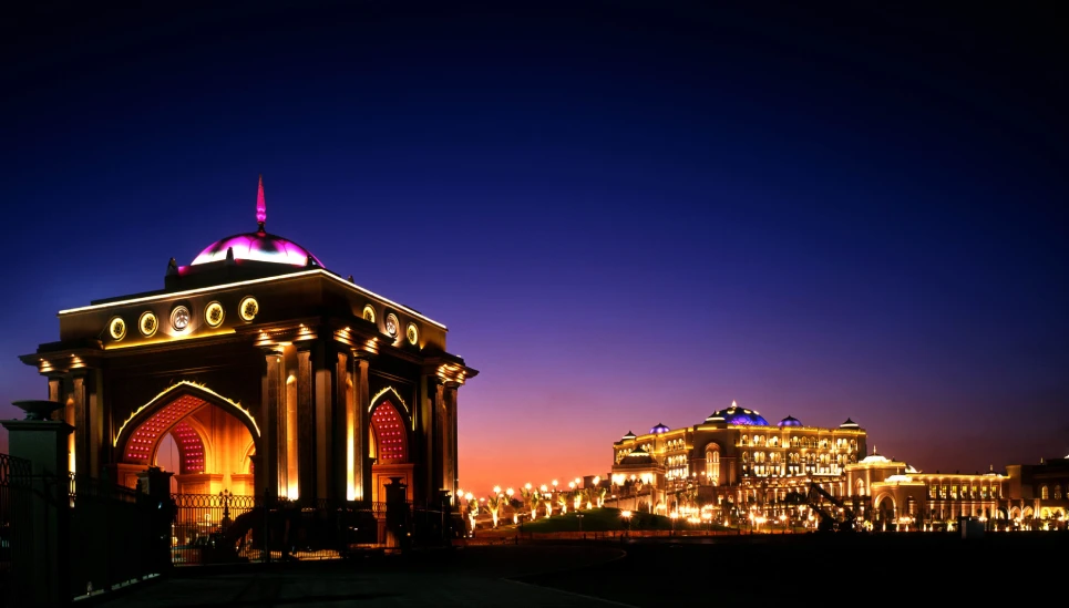 Emirates Palace Hotel bei Nacht © ABUS