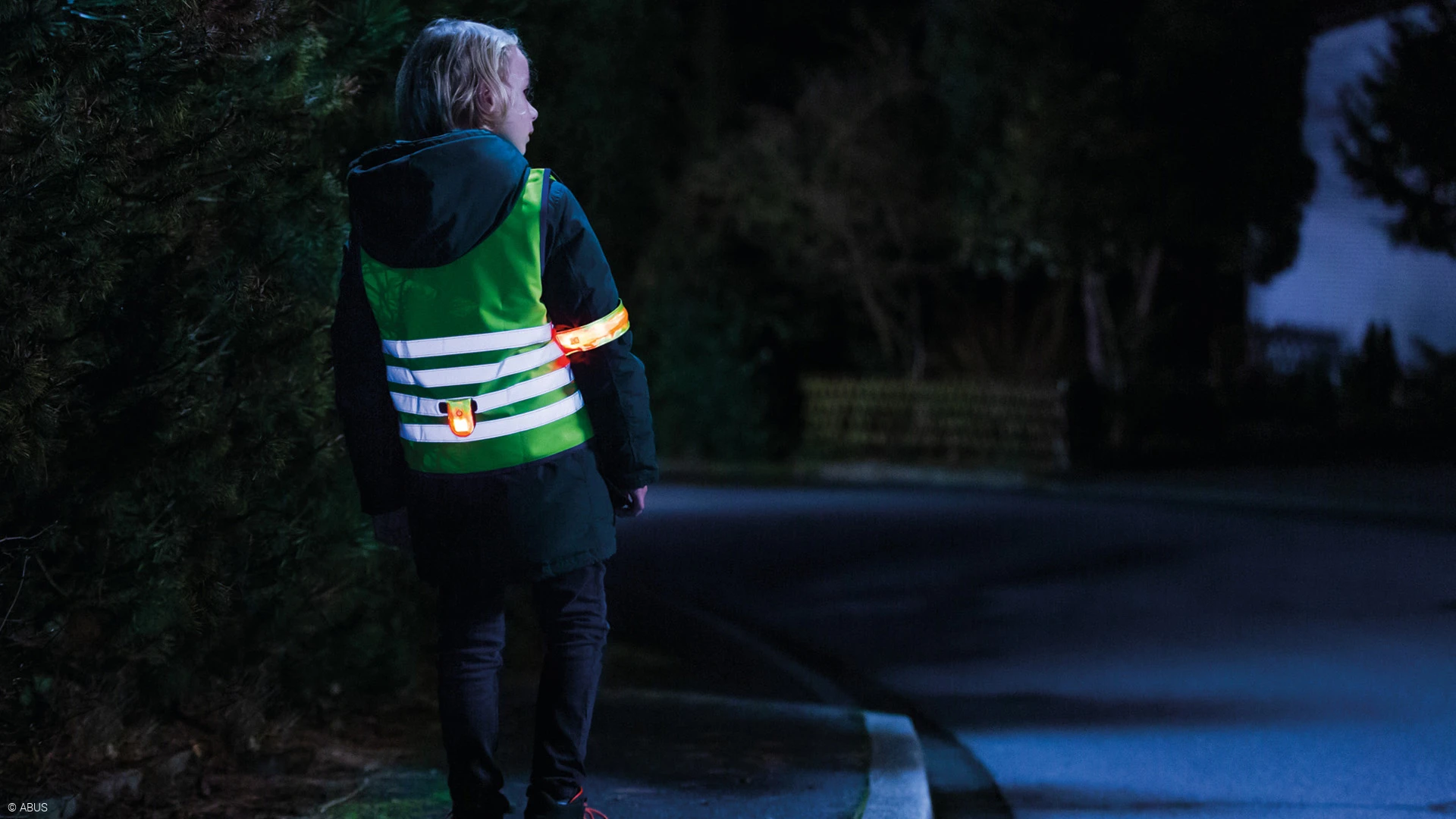 Beschermd tegen de regen en goed zichtbaar in het donker in de buggy - dankzij de TESSA regenhoes © ABUS