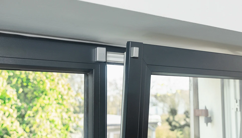 SENSOR One an einem Fensterrahmen montiert © ABUS