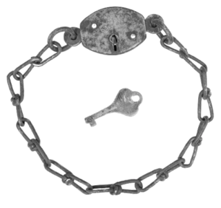 An old lock chain with a key lying in its centre © ABUS