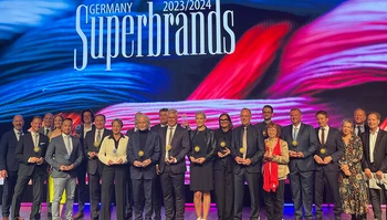 Gruppenbild der prämierten Unternehmen während der Preisverleihung "Superbrands Germany 2023/24" in Berlin. © ABUS