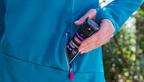 Eine Person zieht das Abwehrspray Gel von ABUS aus ihrer Jackentasche © ABUS
