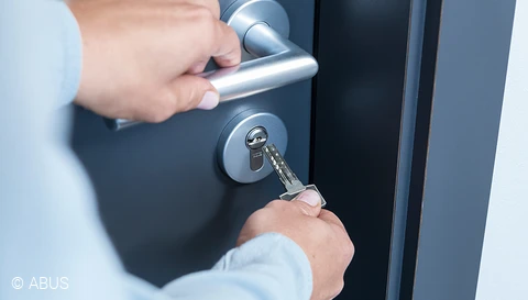 Une porte sécurisée commence par le cylindre de la porte © ABUS