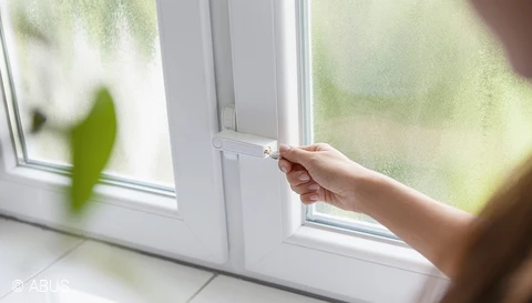 Secure the window handle side easily with the 2510 © ABUS