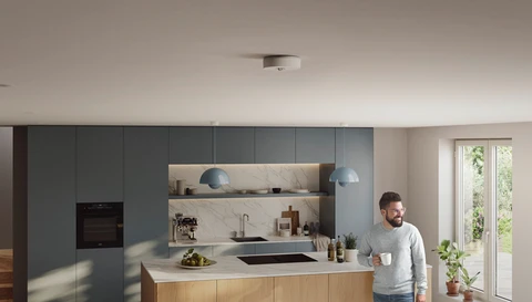 Kitchen with PREVARO CONNECT wireless heat detector on the ceiling © ABUS