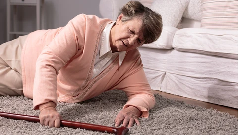 Eine Seniorin liegt nach einem Sturz hilflos am Boden.