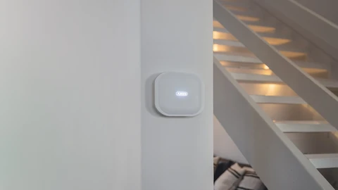 Comfion Pro Zentrale an Wand montiert - unscharf geschalten: erkennbar am weiß leuchtenden ABUS-Logo
