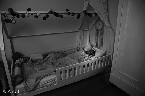 Ist bei Ihrem Kind alles in Ordnung? Sehen Sie sich das Live-Bild der ABUS WLAN Innen Kamera an und sind sofort beruhigt © ABUS
