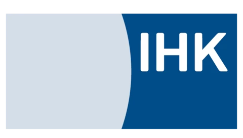 Logo IHK: Buchstaben in weißer Schrift auf blauem Grund.
