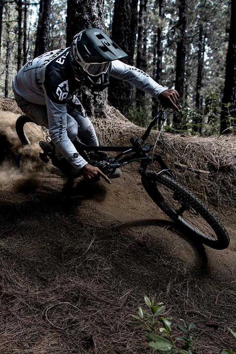 Cédric Gracia with the ABUS AirDrop on the island La Palma ©ABUS