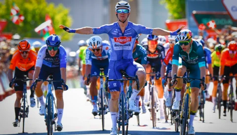 Ein Athlet des Team Alpecin mit einem weißen ABUS Helm © ABUS