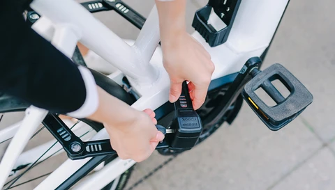 Folding lock 6200K wrapped around a bicycle for locking © ABUS