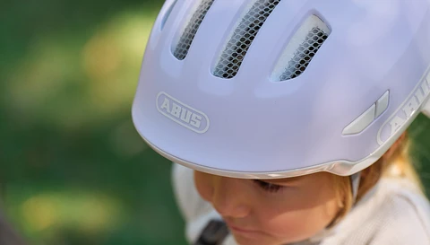 Ein kleines Mädchen trägt den Smiley 3.0 in der Farbe Pure Lavender ©ABUS