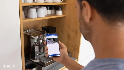 Kostenfreier Zugriff auf Livestream, Speicher und alle Einstellungen und Funktionen über die App © ABUS