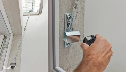 Effektiver Schutz für den Kellerschacht - mit der Gitterrostsicherung GS40 © ABUS