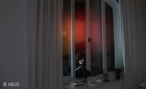 Bij een alarm slaan de sirenes luid alarm. De buitensirene signaleert ook met een rood knipperlicht. © ABUS