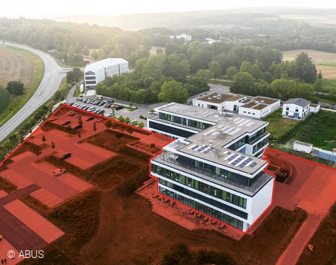 Die Thermalkameras melden präzise und zuverlässig Eindringlinge auf weiten Arealen - auch bei schlechter Sicht und nachts.