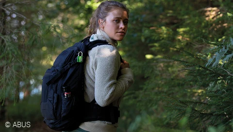 Geschützt und vorbereitet Wandern, mit dem 145 Zahlenschloss am Rucksack und dem Abwehrspray © ABUS