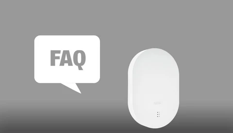 Weiße Sprechblase mit grauer Schrift "FAQ", daneben das Produktbild der Smartvest Pro-Zentrale. Das Bild hat einen grauen Hintergrund vom Farbverlauf.