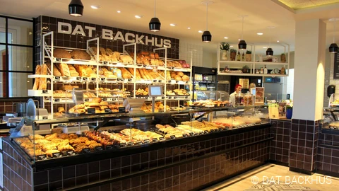 Blick auf die Verkaufstheke bei Dat Backhus mit einer reichhaltigen Auswahl an Back- und Konditorwaren  © DAT BACKHUS