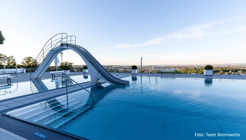 Schon kurz nach der Eröffnung erhielt das Opelbad nächtlichen Besuch. Zum Schutz vor Vandalismus & unberechtigtem Betreten setzt das Freibad auf Überwachungskameras von ABUS.