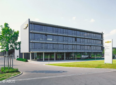 Humbaur - einer der Größten in der Welt der Anhänger und Fahrzeugaufbauten © ABUS