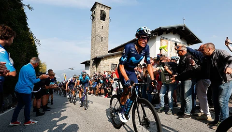 Enric Mas, Movistar Team, mit dem ABUS AirBreaker / © ABUS
