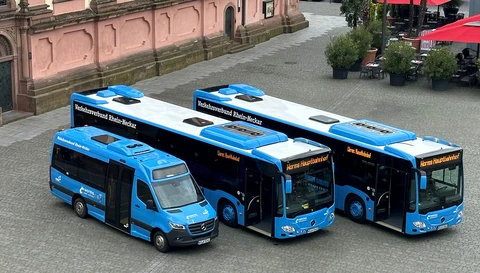 Drei blaue Busse unterschiedlicher Größe der Flotte von Zarth.
