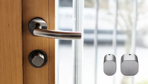 Sur la moitié gauche de l'image, une porte équipée d'un cylindre TECTIQ, vue de l'intérieur ; à droite, deux boutons d'intérieur, l'un carré et l'autre fin.