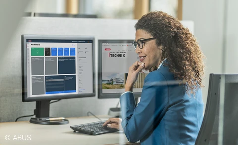 Una mujer está sentada frente a una pantalla en la que se muestra el plan de cierre de TECTIQ.