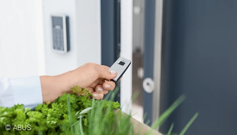 Ouvrir les portes d'entrée sur simple pression d'un bouton - avec le HomeTec Pro © ABUS