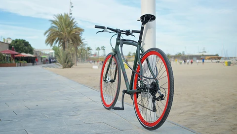Kabelschloss Tresor 6412C verschlossen um ein Fahrrad gewickelt © ABUS