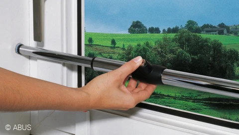 Sikring i hele vinduets bredde med teleskopstangen Tele-Z © ABUS