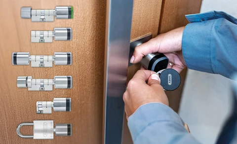 In der linken Bildhälfte verschiedene Zylinder, in der rechten die Hände einer Person, die die Türe mittels Chip öffnet.