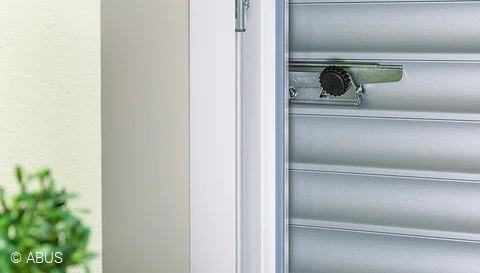 Duerma tranquilo por la noche - gracias al cierre de seguridad de la persiana enrollable © ABUS