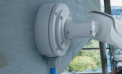 Nahaufnahme einer Kamerahalterung, an eine Betonwand montiert