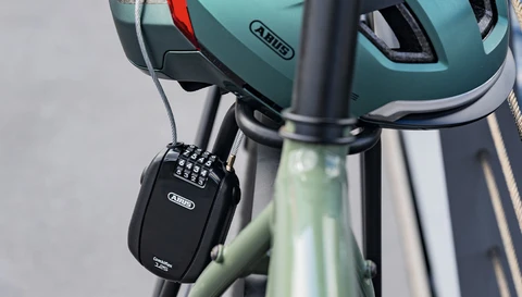 Combiflex™ Trip 125 Schloss mit Zahlencode verriegelt Helm am Fahrrad – leicht und flexibel © ABUS