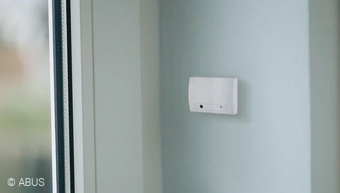 Discover the opening and motion detectors as well as flood alarms and smoke sensors © ABUS