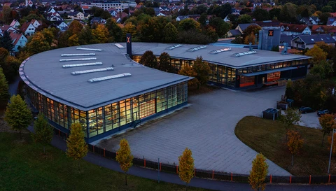 Beleuchtetes Firmengebäude im Halbdunkel © ABUS