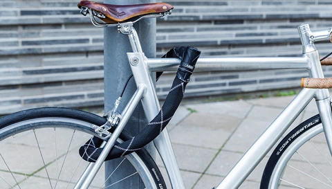 Iven Steel-O-Flex 8200 angeschlossen um ein Fahrrad gewickelt © ABUS